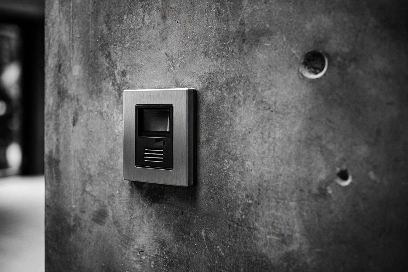 Terminal de contrôle d'accès sur mur de béton brut
