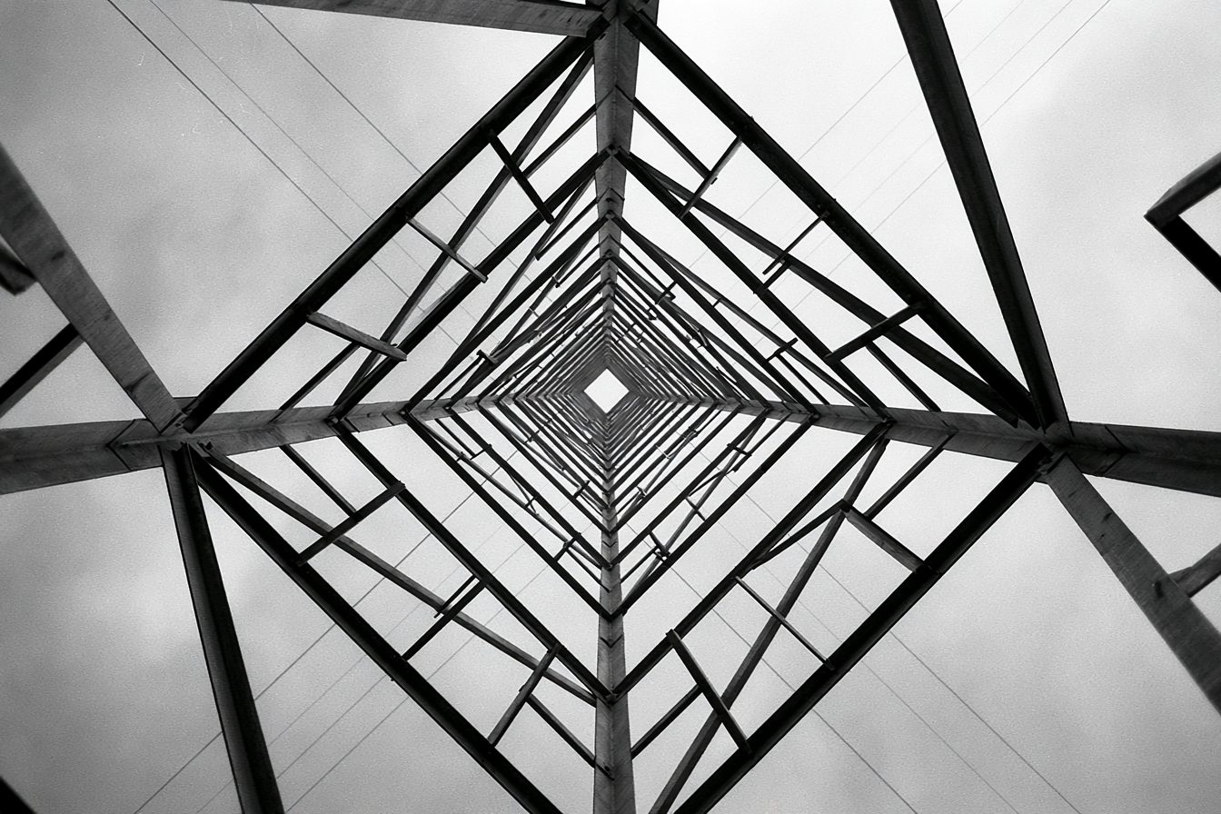 Structure métallique en treillis vue en contre-plongée
